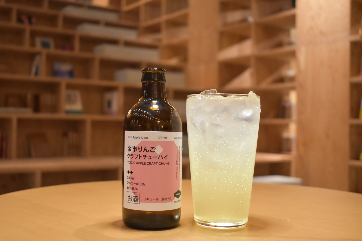 余市りんごクラフトチューハイ - グラスに注がれた様子