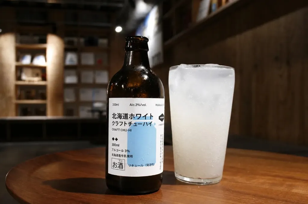北海道ホワイトクラフトチューハイとグラス