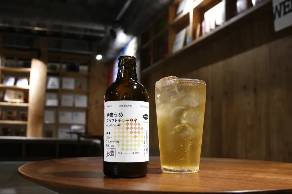 余市うめクラフトチューハイとグラス